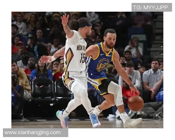 勇士队在对阵鹈鹕的比赛中狂轰13记三分球展现强大火力 勇士队在对阵鹈鹕的比赛中狂轰13记三分球展现强大火力